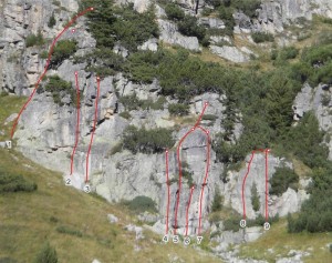 Общ изглед на учебните маршрути в летни условия. Източник: climbingguidebg.com